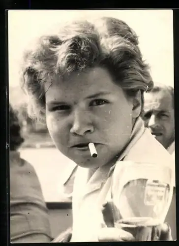 Fotografie Fiege, junge Frau mit Zigarette & Bier