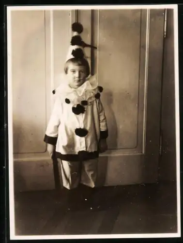 Fotografie Fasching / Karneval, Knabe im Harlekin-Kostüm