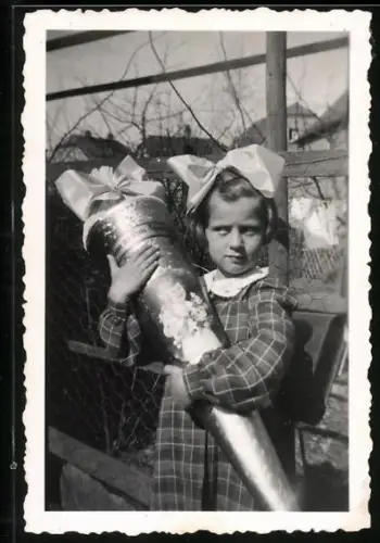 Fotografie Einschulung Erster Schultag, Mädchen mit Schultüte - Zuckertüte
