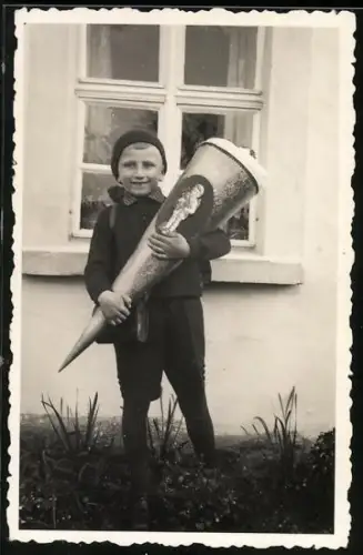 Fotografie Einschulung Erster Schultag, Knabe mit Schultüte - Zuckertüte
