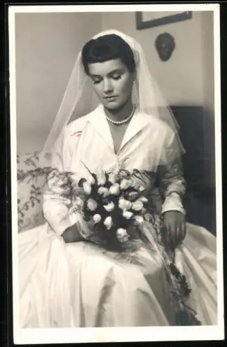 Fotografie Portrait hübsche Hochzeitsbraut im Brautkleid mit Blumenstrauss