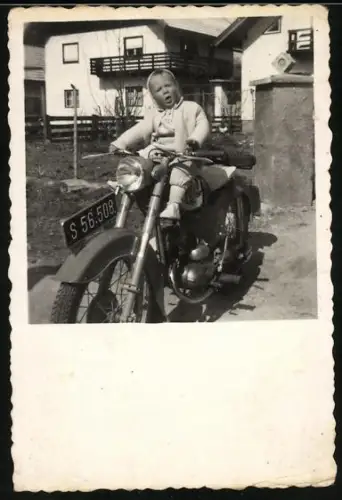 Fotografie Motorrad Puch, Mädchen sitzt auf Krad mit Kennzeichen Österreich