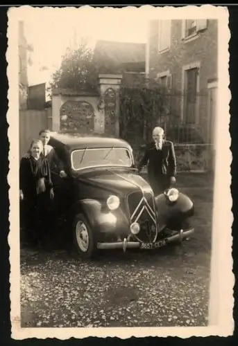 Fotografie Auto Citroen, stolze Familie mit PKW