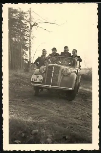 Fotografie Auto Opel, Burschen und junge Frauen im PKW