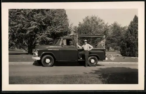 Fotografie Auto Ford F-100 PickUp, stolzer Fahrer mit seinem Truck