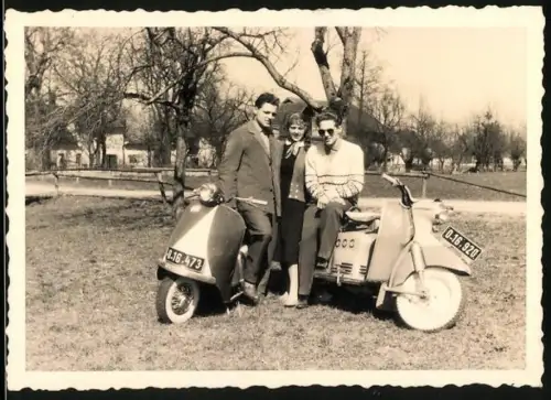 Fotografie Motorrad Lohner & Puch, Burschen & Mädchen mit Motorroller Kennzeichen Österreich