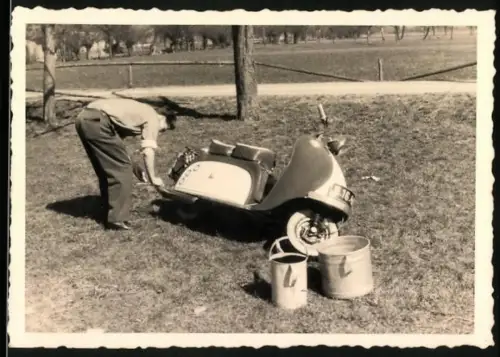 Fotografie Motorrad Lohner, Bursche putzt seinen Motorroller