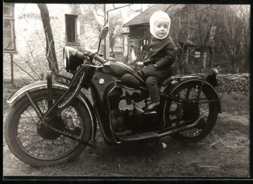 Fotografie Motorrad BMW, kleines Mädchen auf Krad sitzend