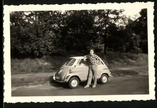 Fotografie Auto BMW 600, Bursche lehnt lässig am PKW mit Kennzeichen Berlin