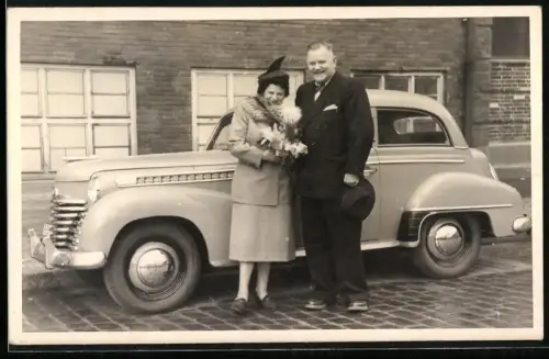 Fotografie Auto Opel Kapitän, elegantes Paar neben Luxus-Limousine