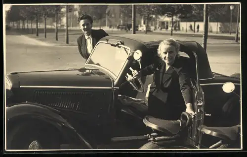 Fotografie Auto DKW F5 Roadster Cabrio, Blondine & Brünette mit Sportwagen