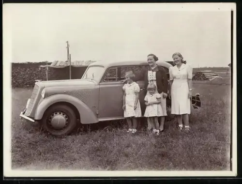 Fotografie Auto Opel 6, Frauen und Mädchen nebst PKW