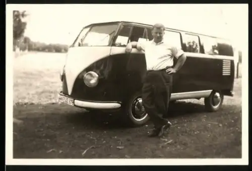 Fotografie Auto Volkswagen VW Bulli T1, Fahrer lehnt lässig am Fensterbus, Kennzeichen Wesel