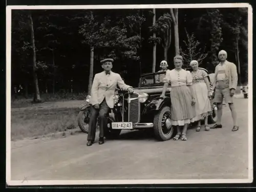 Fotografie Auto Adler Cabrio, begüterte Ausflugsgesellschaft mit Luxus-Cabriolet, Kennzeichen Stuttgart