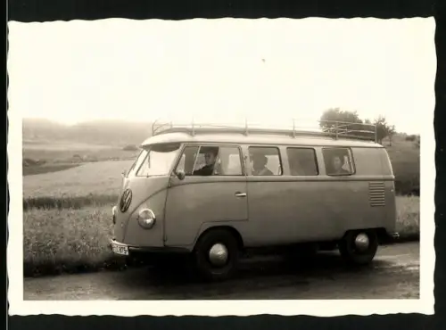 Fotografie Auto Volkswagen VW Bulli T1, Fensterbus mit Dachrehling, Kennzeichen Berlin