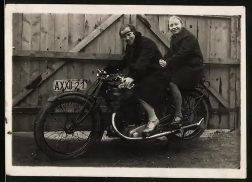 Fotografie Motorrad Calihope, Frauen auf Krad sitzend, Kennzeichen: AXXII21