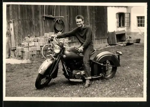 Fotografie Motorrad Indian, glücklicher Bursche auf Krad sitzend