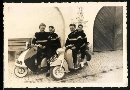 Fotografie Motorrad Lohner & Puch, Paare im Partnerlook auf Motorroller mit Kennzeichen Österreich
