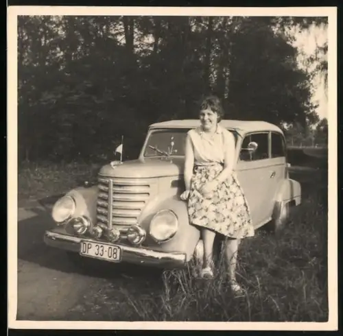 Fotografie Auto IFA-Framo, Hausfrau auf Kotflügel sitzend, Kennzeichen DP 33-08