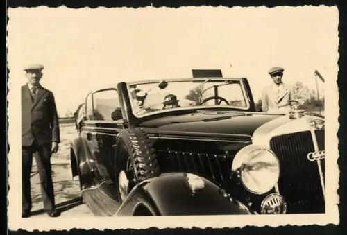 Fotografie Auto Horch Cabriolet, Herren stehen neben Luxus-Cabrio