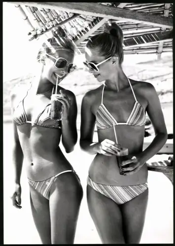 Fotografie Fotomodelle Glumann, Bikini-Mädchen im Tanga Aloa und im Bikini Nixe, Grossformat 20 x 29cm