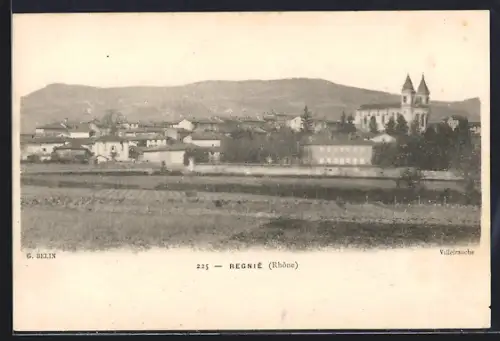 AK Regnié /Rhône, Vue du village avec l`église et les collines en arrière-plan