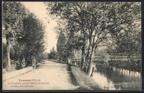 AK Lozanne /Rhône, La Passerelle vers le Chemin des Saultées, paysage arboré et rivière paisible