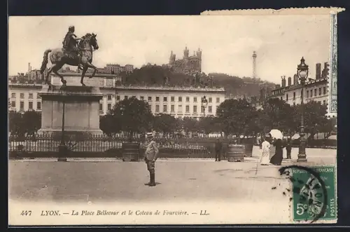 AK Lyon, La Place Bellecour et le Coteau de Fourvière