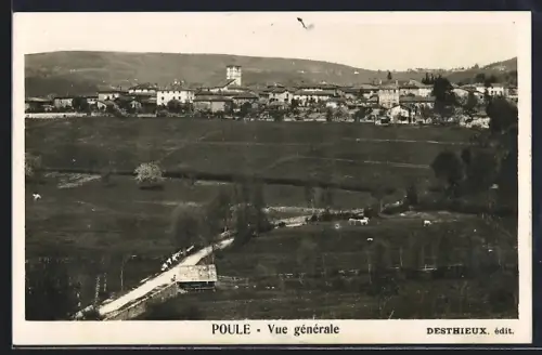 AK Poule, Vue générale du village et des champs environnants