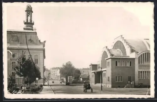 AK Villefranche-sur-Beaujolais, L`Hôtel de Ville et le Marché couvert