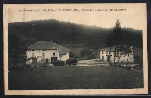 AK La Buche /Rhône, Rendez-vous des Chasseurs avec vue sur les bâtiments et la forêt environnante