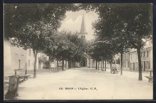 AK Bron, L`Église et l`avenue bordée d`arbres