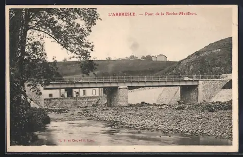 AK L`Arbresle, Pont de la Roche-Matilhon sur la rivière avec vue sur la campagne environnante