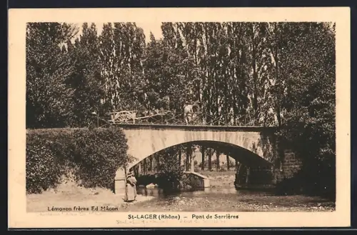 AK St-Lager /Rhône, Pont de Serrières avec piétons et paysage boisé