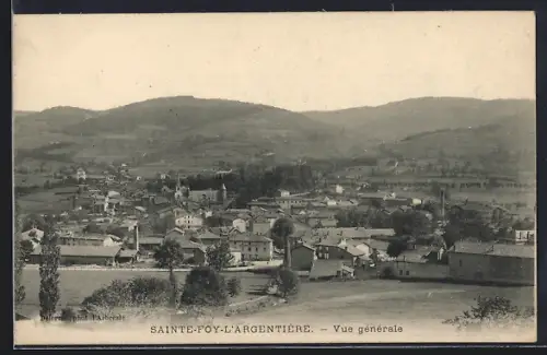 AK Sainte-Foy-l`Argentière, Vue générale du village et des collines environnantes