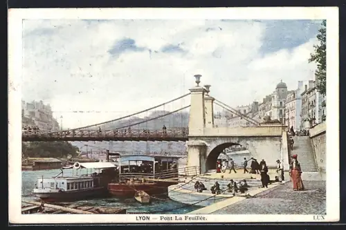 AK Lyon, Pont La Feuillée avec bateaux amarrés et passants sur le quai