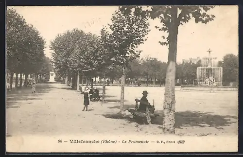 AK Villefranche /Rhône, Le Promenoir et la fontaine en arrière-plan