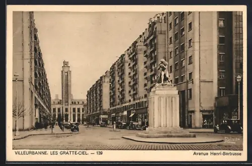 AK Villeurbanne, Les Gratte-Ciel, Avenue Henri-Barbusse et statue monumentale