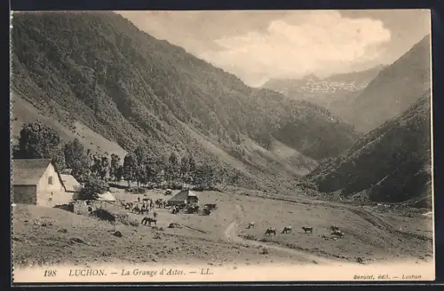 AK Luchon, La Grange d`Astos avec paysage montagneux et troupeau de vaches