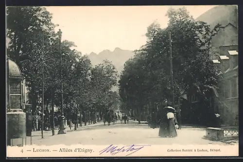 AK Luchon, Allées d`Etigny avec passants et paysage montagneux en arrière-plan