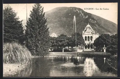AK Luchon, Lac du Casino et vue sur le bâtiment du Casino avec fontaine et montagnes en arrière-plan