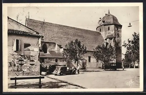 AK Montréjeau, Église et place avec voiture et affiches publicitaires