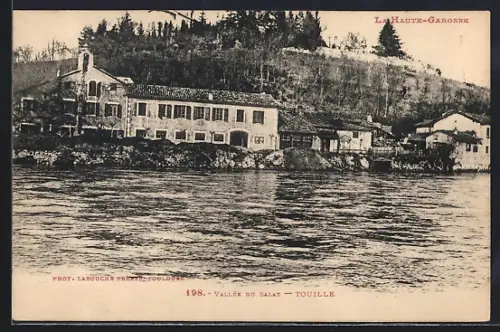 AK Touille /Vallée du Salat, Vue sur les bâtiments au bord de la rivière