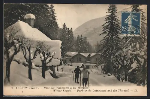 AK Luchon, Parc des Quinconces et les Thermes en hiver avec skieurs