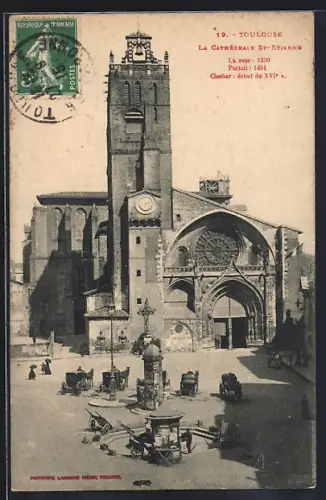 AK Toulouse, La Cathédrale St-Étienne avec la place et les calèches devant