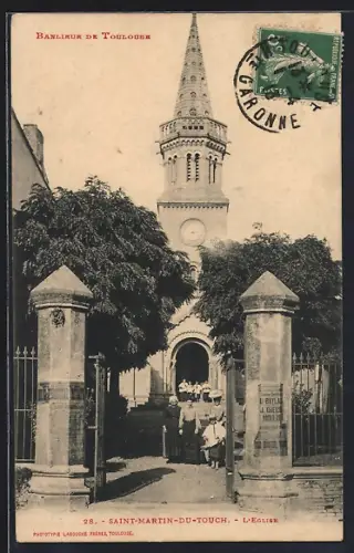 AK Saint-Martin-du-Touch, L`Église et l`entrée principale avec visiteurs