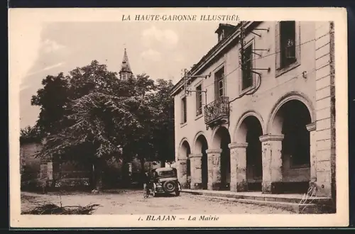 AK Blajan /Haute-Garonne, La Mairie avec voiture devant l`édifice et arbre imposant à gauche