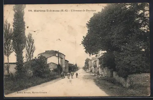AK Martres-Tolosane /H.-G., L`Avenue de Bayonne avec des passants et des maisons alignées