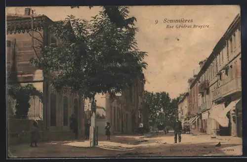 AK Sommières, Rue Général Bruyère avec passants et bâtiments historiques