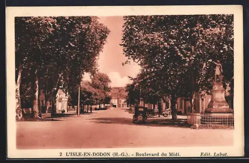 AK L`Isle-en-Dodon /H.-G., Boulevard du Midi avec statue et arbres majestueux
